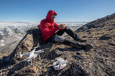 Bezpilota lidaparāta sagatavošana aerofotogrāfiju uzņemšanai, Rasela ledājs, Grenlande.