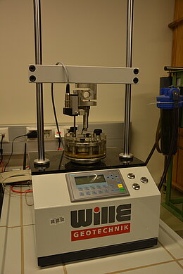 Automatic soil consolidation equipment (oedometer).