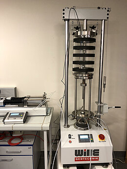 Triaxial test device.